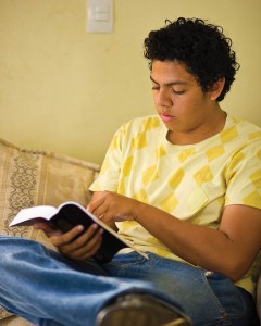 mormon-young-man-reading-scriptures